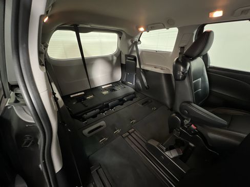 Used 2015 Toyota Sienna SE FWD image 30