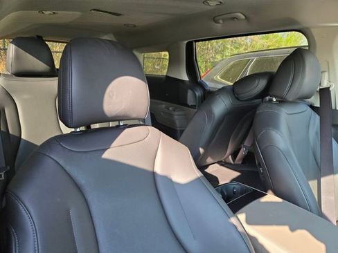 Used 2025 Kia Carnival image 5