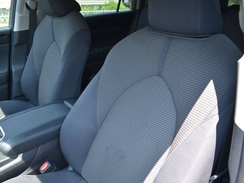 Used 2025 Toyota Highlander LE FWD image 10