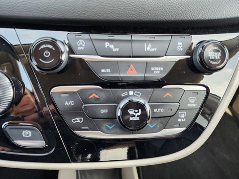 Used 2024 Chrysler Pacifica Touring-L FWD image 26