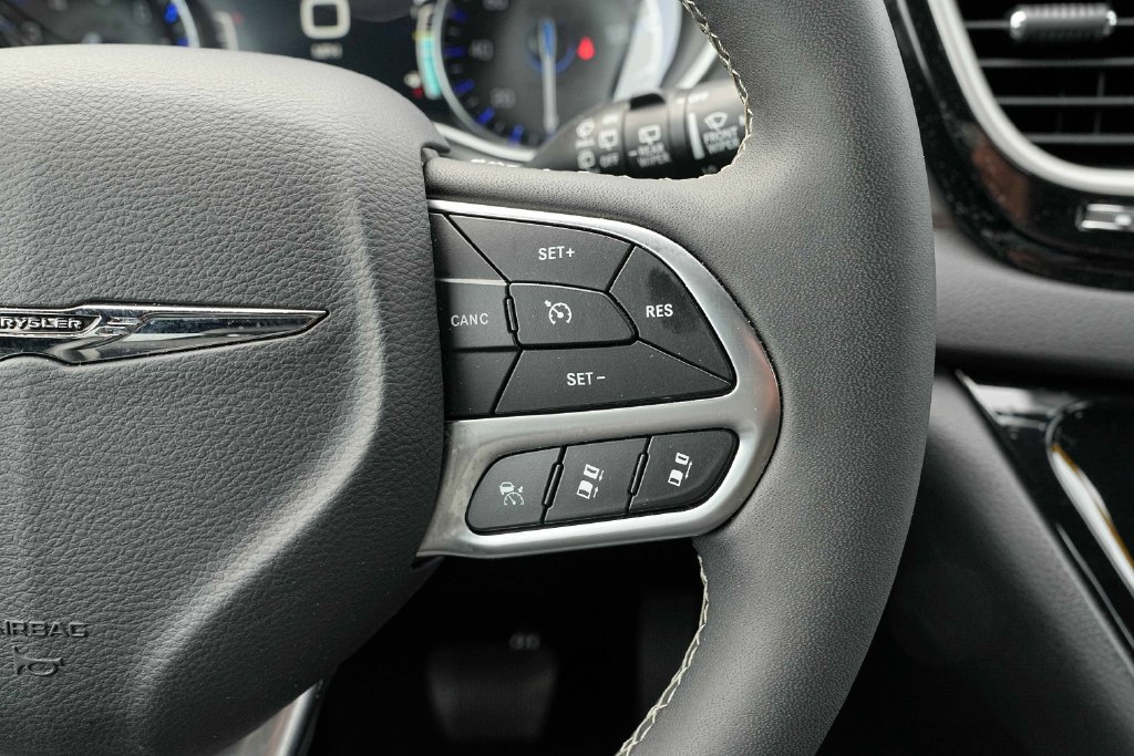 Used 2026 Chrysler Pacifica Select FWD image 35