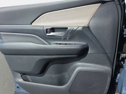 Used 2025 Toyota Grand Highlander AWD image 28