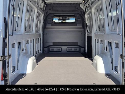 Used 2025 Mercedes-Benz Sprinter 2500 image 31