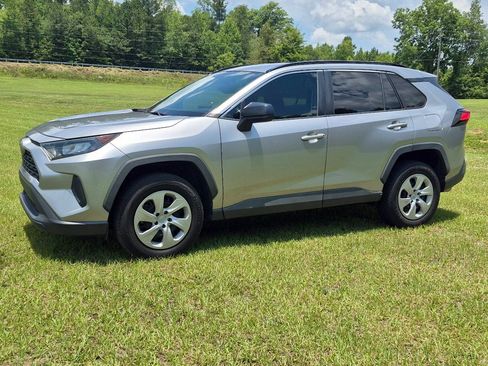 Used 2020 Toyota RAV4 LE FWD image 5