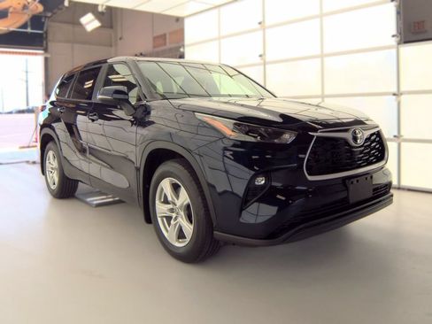 Used 2023 Toyota Highlander LE FWD image 4