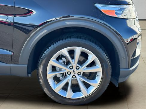 Used 2023 Ford Explorer Platinum w/ Technology Package AWD/4WD image 43