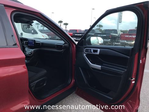 Used 2022 Ford Explorer XLT image 17