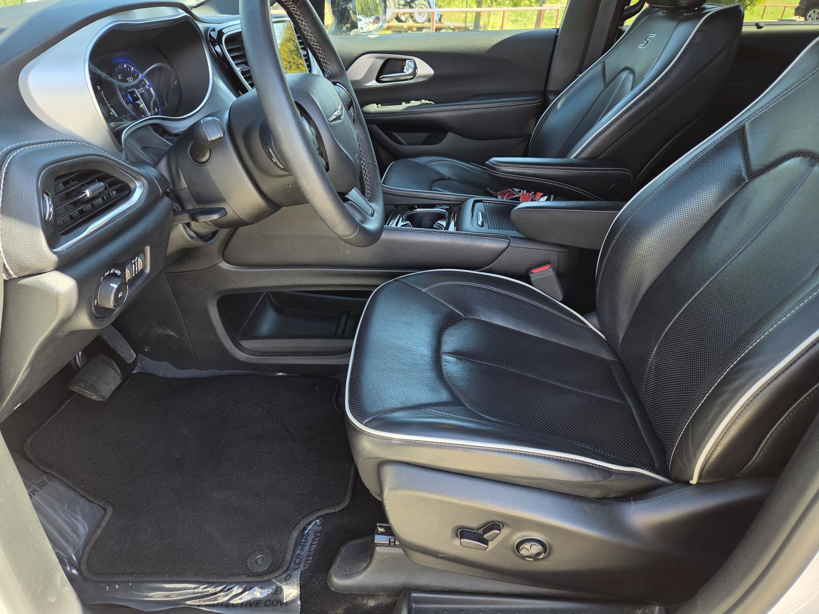 Used 2025 Chrysler Pacifica Limited FWD image 25