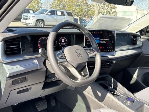 New 2026 Volkswagen Tiguan SE FWD image 10