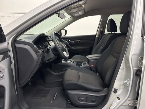 Used 2017 Nissan Rogue SV w/ SV Family Package image 28