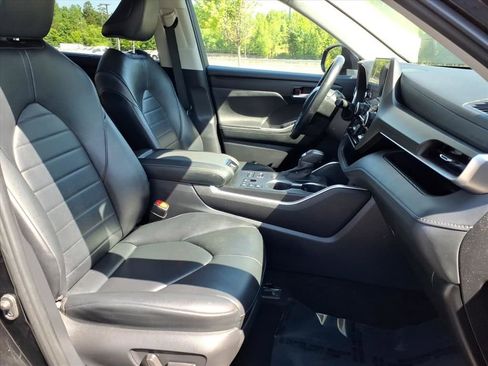 Used 2023 Toyota Highlander XLE AWD/4WD image 30