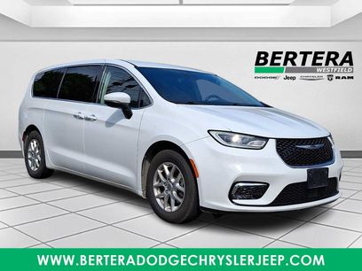 Used 2023 Chrysler Pacifica Touring-L