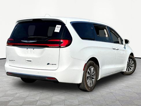 Used 2022 Chrysler Pacifica Touring-L w/ Uconnect Theater Family Group FWD image 6