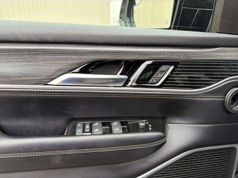 Used 2024 Jeep Wagoneer L Series II RWD image 29