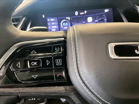 Used 2022 Jeep Grand Cherokee Overland w/ Luxury Tech Group IV AWD/4WD image 23