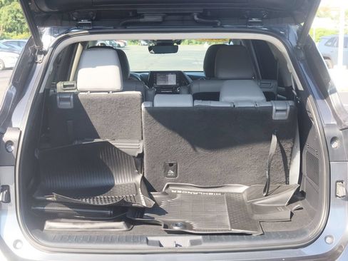 Used 2020 Toyota Highlander XLE AWD/4WD image 35