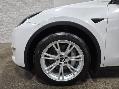 Used 2024 Tesla Model Y Long Range AWD/4WD image 56