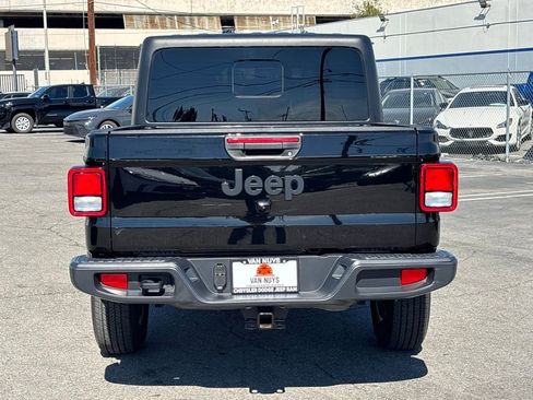 Used 2022 Jeep Gladiator Sport image 7