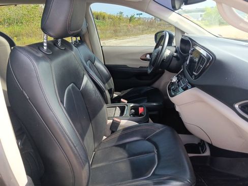 Used 2017 Chrysler Pacifica Touring-L FWD image 24