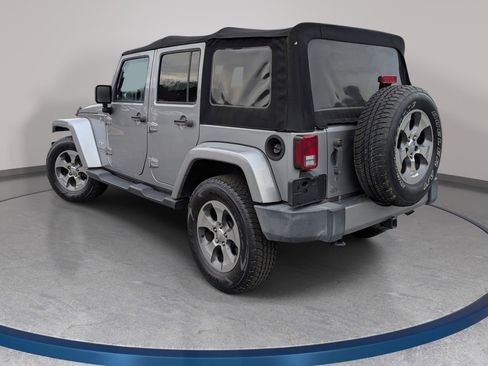Used 2018 Jeep Wrangler Unlimited Sahara w/ Connectivity Group AWD/4WD image 7