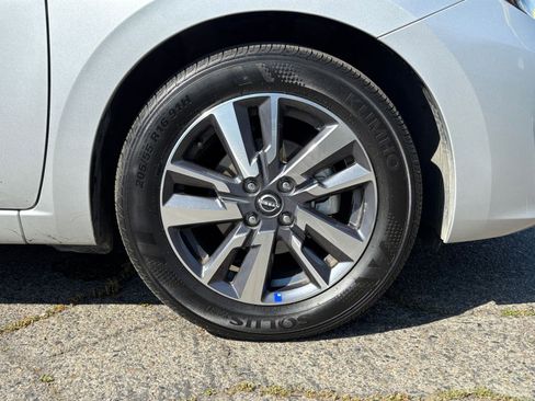 Used 2025 Nissan Versa SV image 28