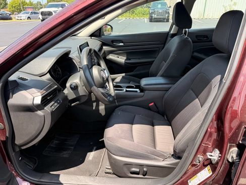 Used 2024 Nissan Altima 2.5 SV FWD image 9