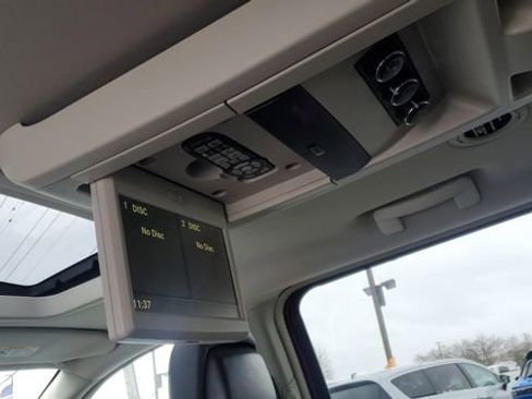 Used 2016 Chrysler Town & Country Touring-L image 5