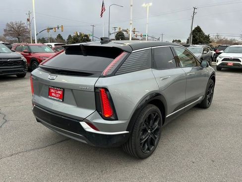 Used 2025 Cadillac Optiq Luxury 2 w/ LPO, ONYX Package image 7