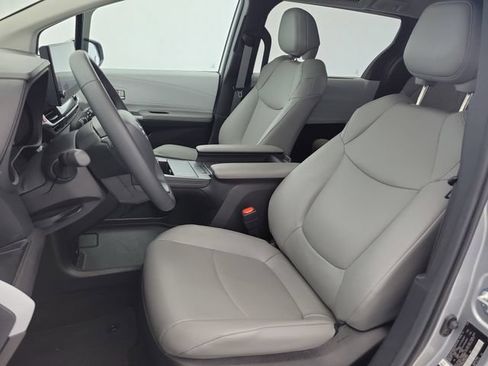 Used 2025 Toyota Sienna XLE FWD image 12