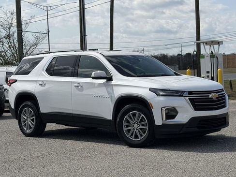 Used 2023 Chevrolet Traverse LT image 2