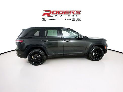Certified 2023 Jeep Grand Cherokee Limited w/ Black Appearance Package AWD/4WD image 9