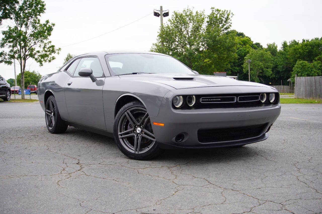 Used 2019 Dodge Challenger SXT RWD image 1