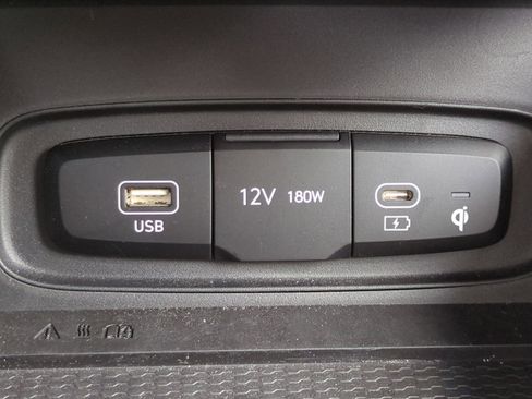 Certified 2025 Hyundai Venue Limited FWD image 18