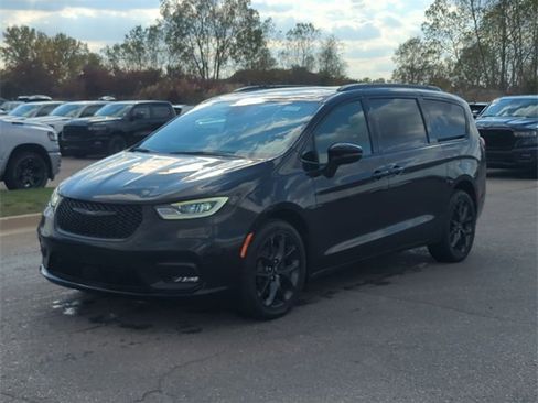 Certified 2022 Chrysler Pacifica Limited w/ Uconnect Theater Family Group image 7