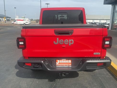 Used 2022 Jeep Gladiator Overland w/ Popular Equipment Package AWD/4WD image 3