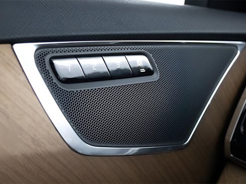 Certified 2025 Volvo XC90 T8 Plus w/ Protection Package Premier image 22