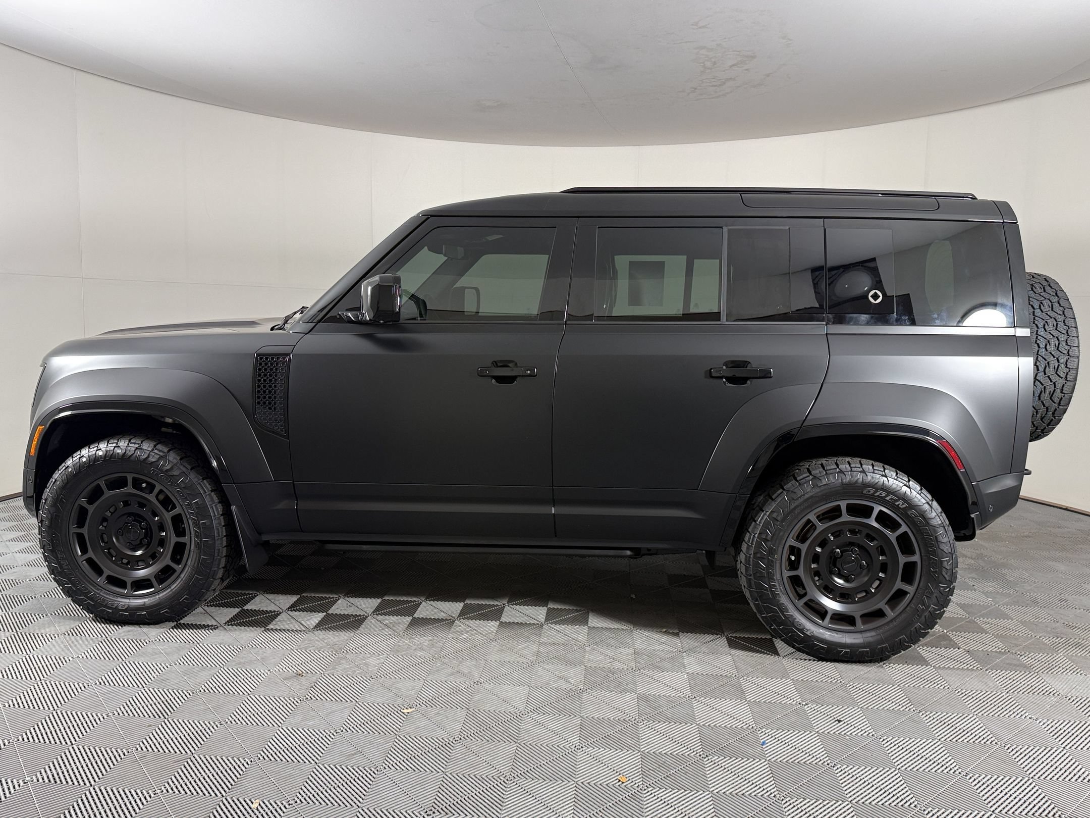 Used 2026 Land Rover Defender 110 OCTA AWD/4WD image 2