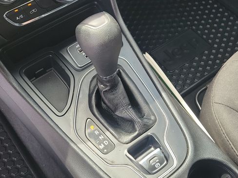 Used 2019 Jeep Cherokee Latitude w/ Popular Appearance Group FWD image 30