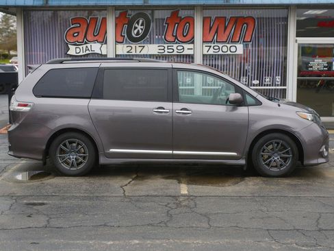 Used 2014 Toyota Sienna SE FWD image 21