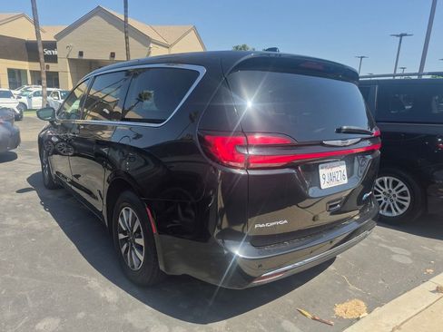 Used 2023 Chrysler Pacifica Touring-L FWD image 4