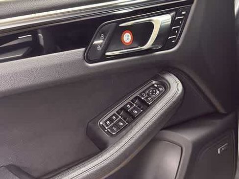 Used 2021 Porsche Macan AWD/4WD image 13