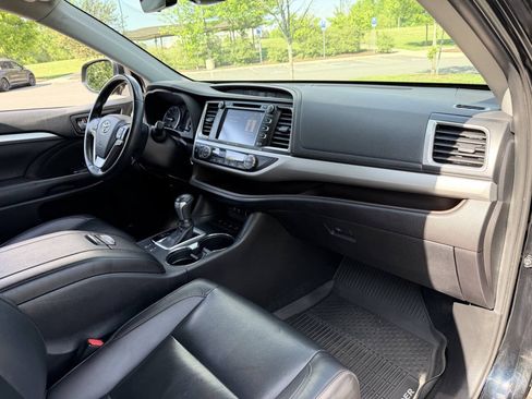 Used 2019 Toyota Highlander XLE AWD/4WD image 26