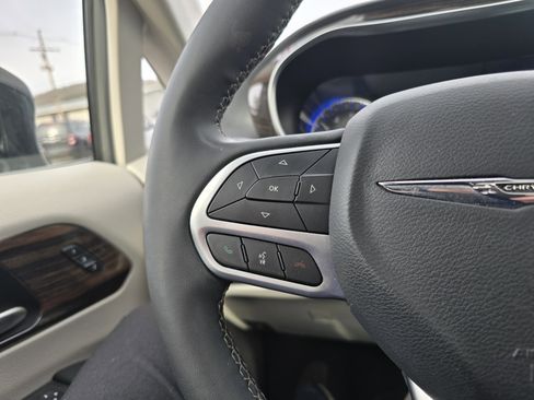 Used 2023 Chrysler Pacifica Limited FWD image 22