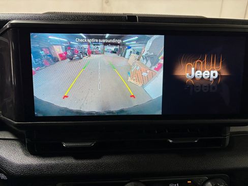 Used 2024 Jeep Wrangler Unlimited image 21