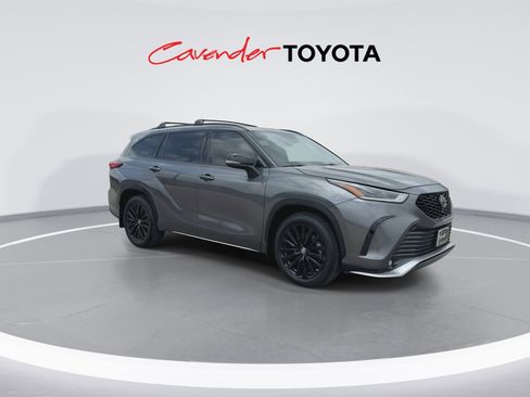 Used 2023 Toyota Highlander XSE FWD image 2