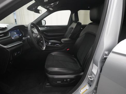 Used 2025 Jeep Grand Cherokee Altitude AWD/4WD image 7