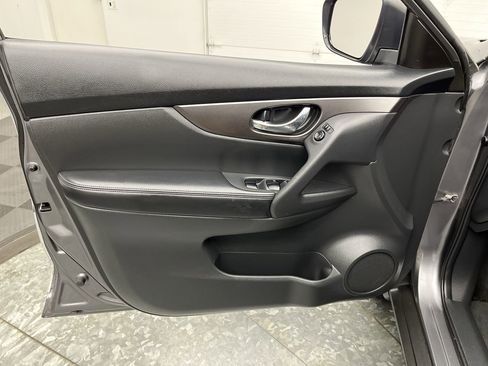 Used 2016 Nissan Rogue SV AWD/4WD image 6