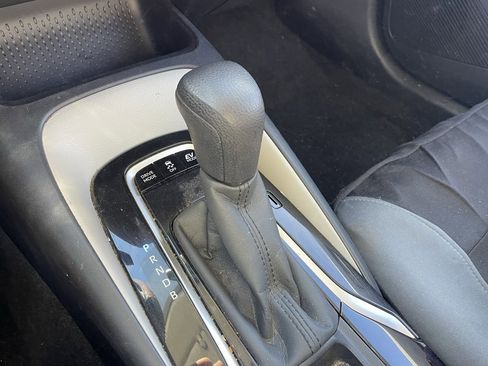 Used 2021 Toyota Corolla LE image 4