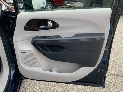 Used 2021 Chrysler Pacifica Limited w/ Premium & Safety Sphere Group image 71