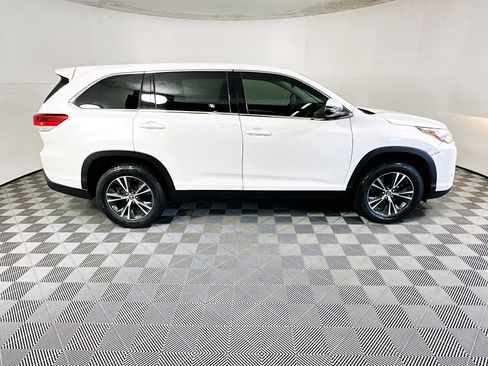 Used 2019 Toyota Highlander LE image 2